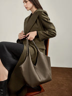 Oversized Full-Grain Leather Tote Bag  Large Capacity Carryall for Travel & Everyday Use