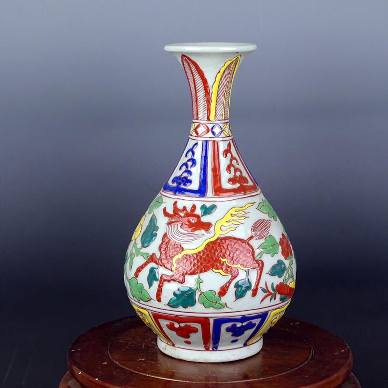 Chinese old ceramic vase,Ming Dynasty Xuande Marked blue and white famille verte porcelain yuhuchun vase,hand drawing kylin phoenix pattern Secondary image